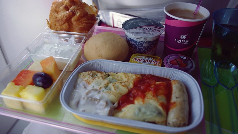 Qatar_airways_food_28288056385_aff315c2fb_b